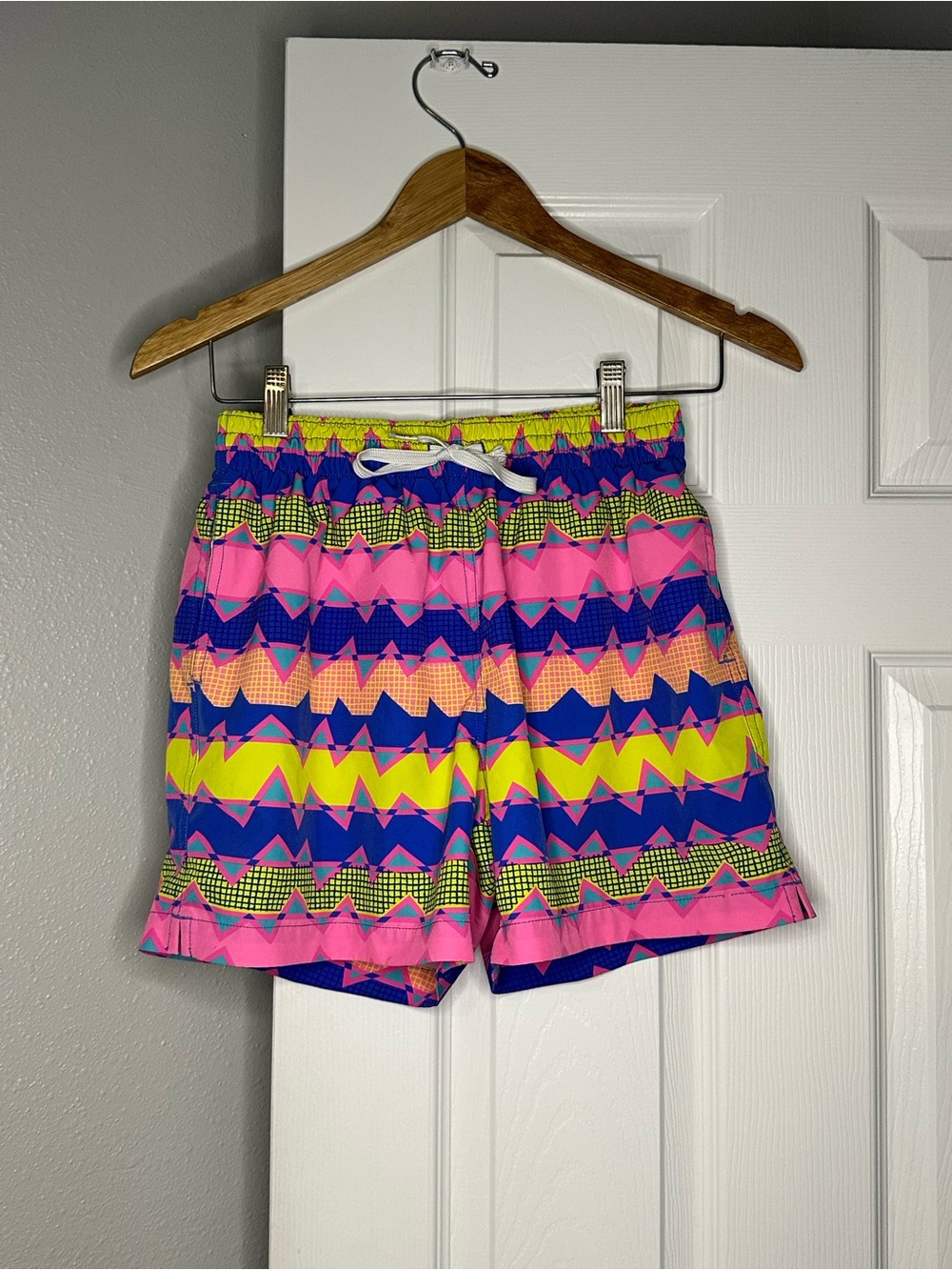 Chubbies Men’s Swim Trunks Small 80s Geometric Zigzag Print Shorts